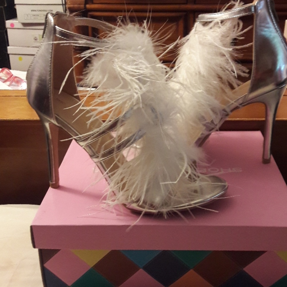 👠NWT 👠Silver faux fur peep toe heels
